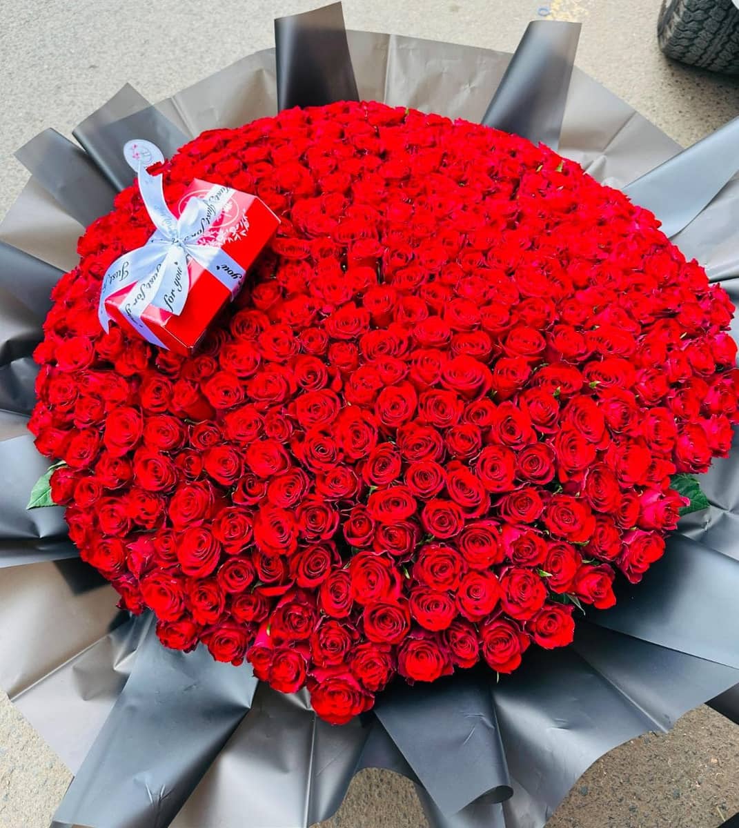 400 Red Roses Grand Bouquet with Lindt Lindor Chocolate — flowers delivered in Nairobi by Floral Whispers Gifts